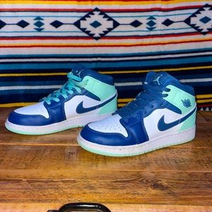 Nike Air Jordan sneakers 6Y / 7.5 W … worn about 5 times. in good shape.